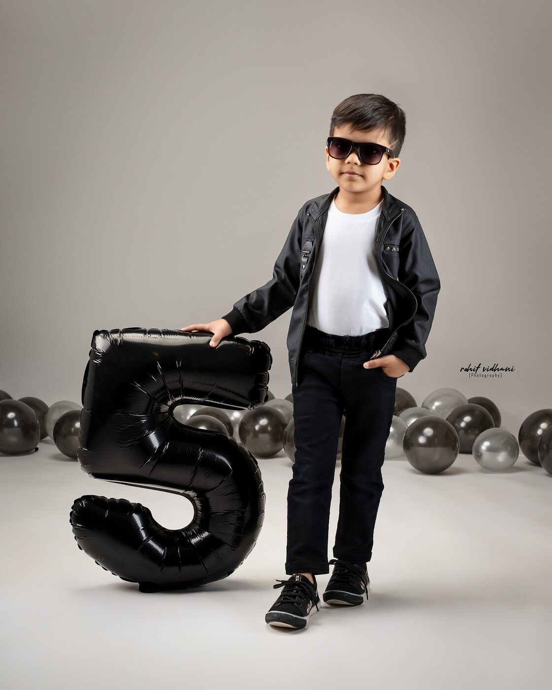 Kids birthday cake smash photoshoot, blue balloon theme