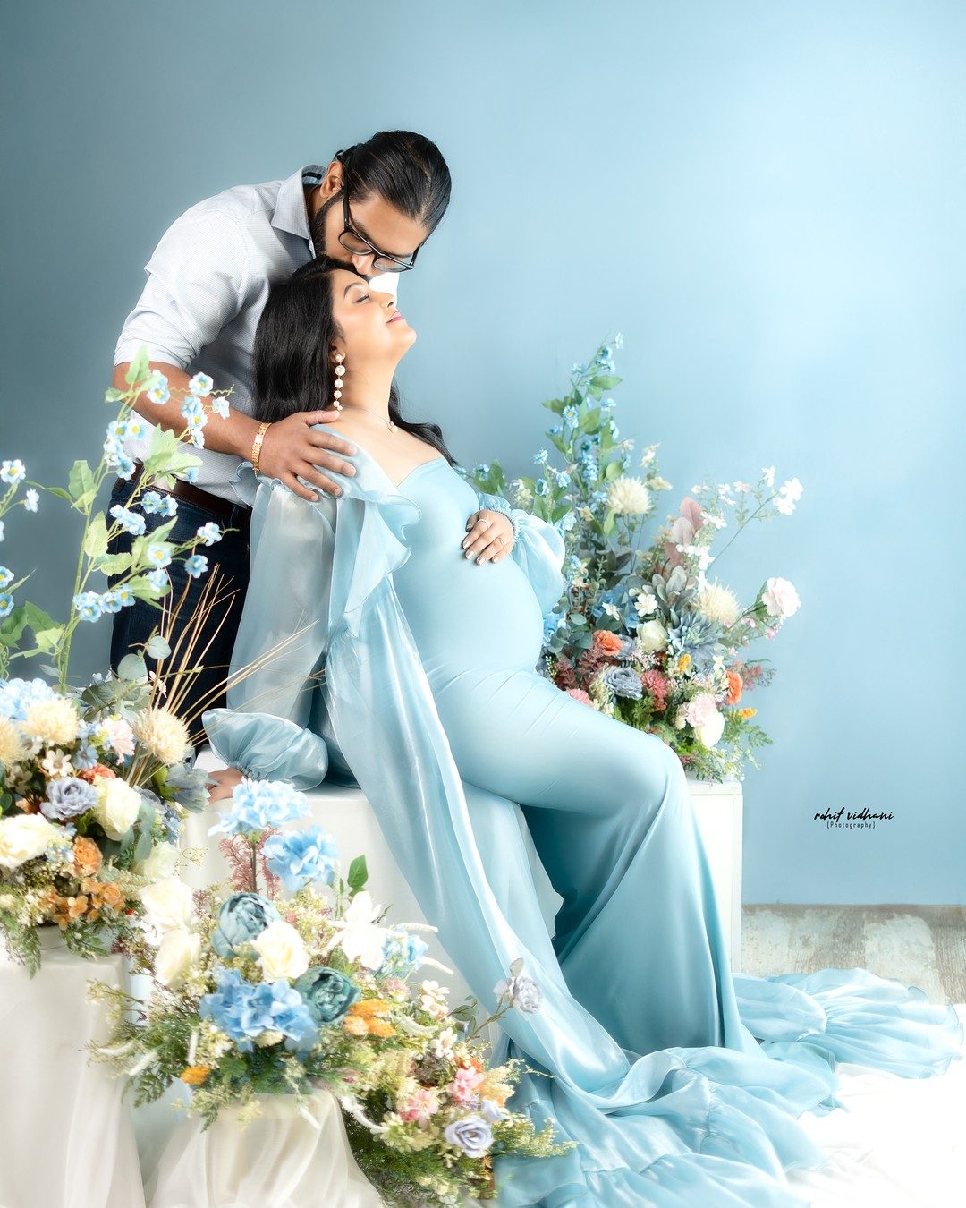 Maternity couple session, blue gown, floral setup